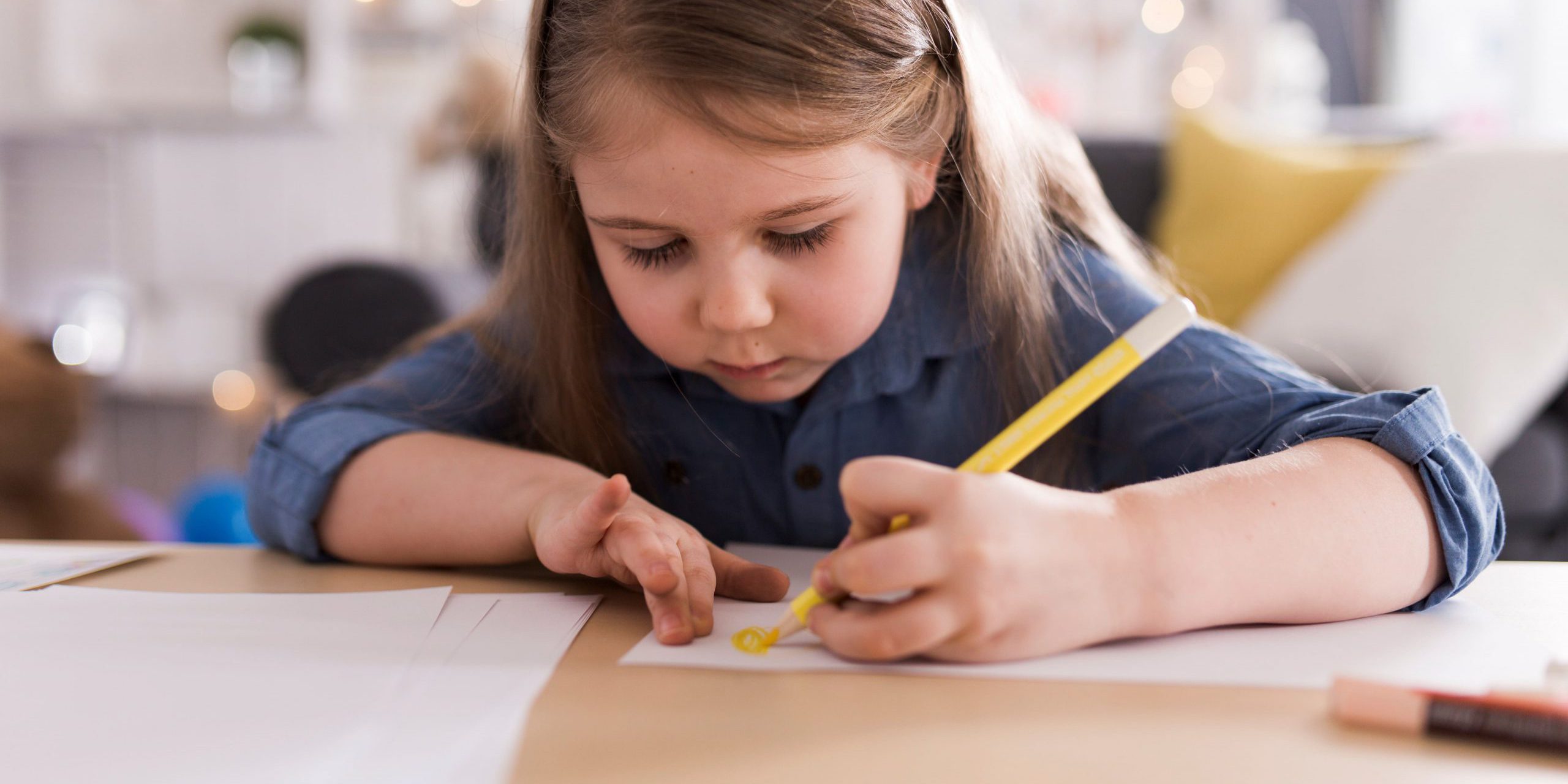 educación infantil bilingüe en Valencia – niña pintando educación infantil bilingüe en Valencia - niña pintando