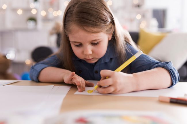 educación infantil bilingüe en Valencia - niña pintando