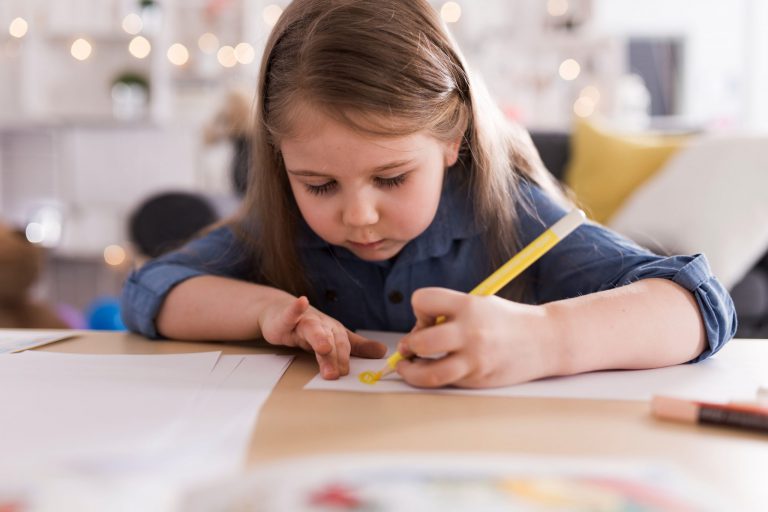 educación infantil bilingüe en Valencia – niña pintando educación infantil bilingüe en Valencia - niña pintando