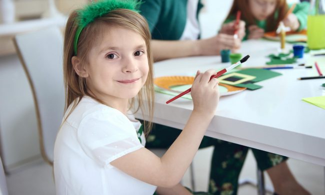 campus de verano para niños en valencia - pintando