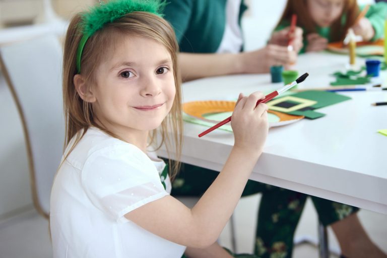campus de verano para niños en valencia - pintando