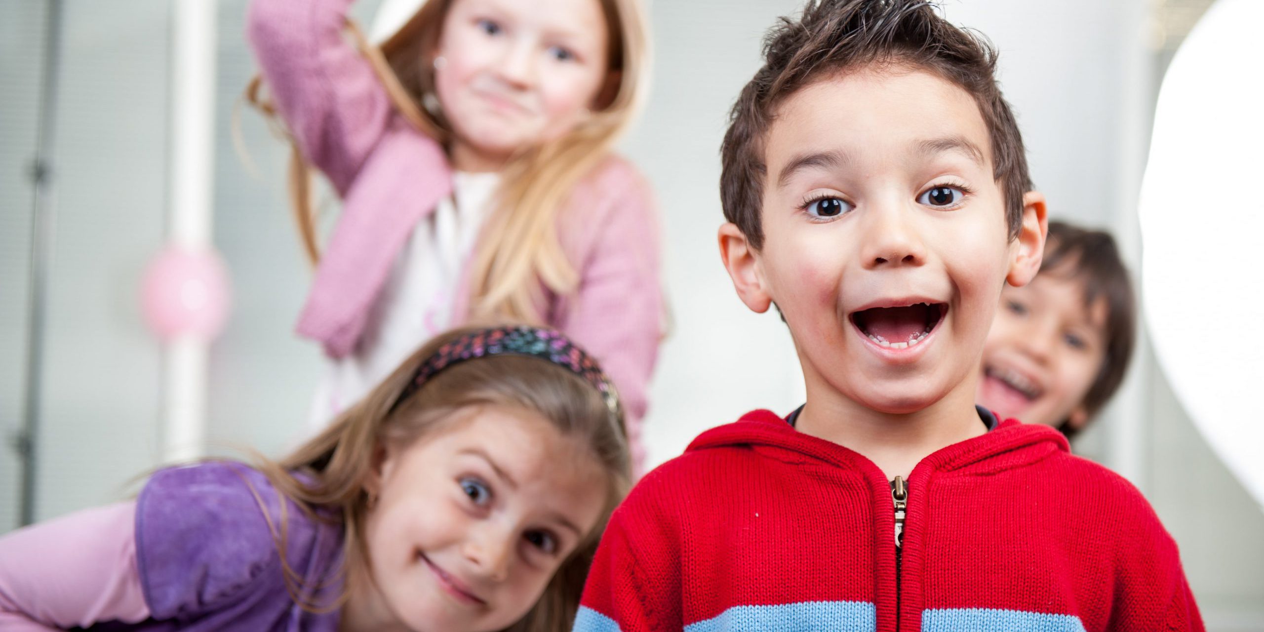 escuelas de verano en valencia – grupo de niños compartiendo escuelas de verano en valencia - grupo de niños compartiendo