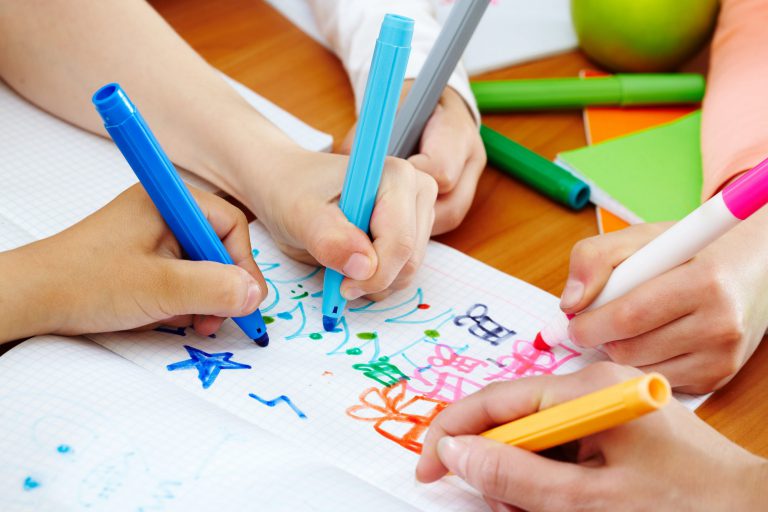escuelas infantiles en valencia - niños pintando