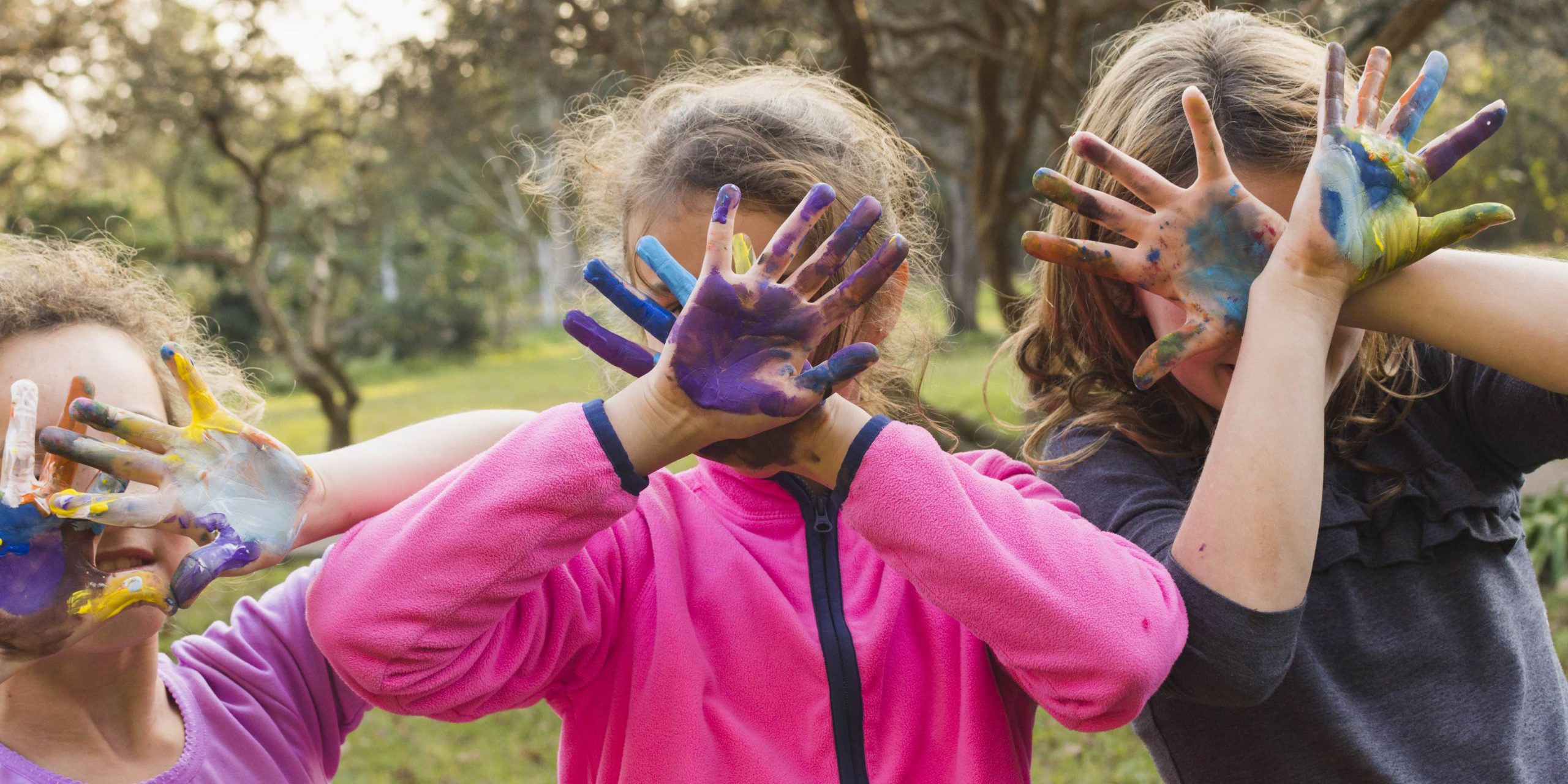 escuelas de verano en valencia - pintando al aire libre-