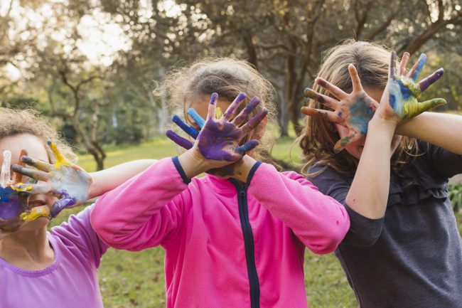 escuelas de verano en valencia - pintando al aire libre-