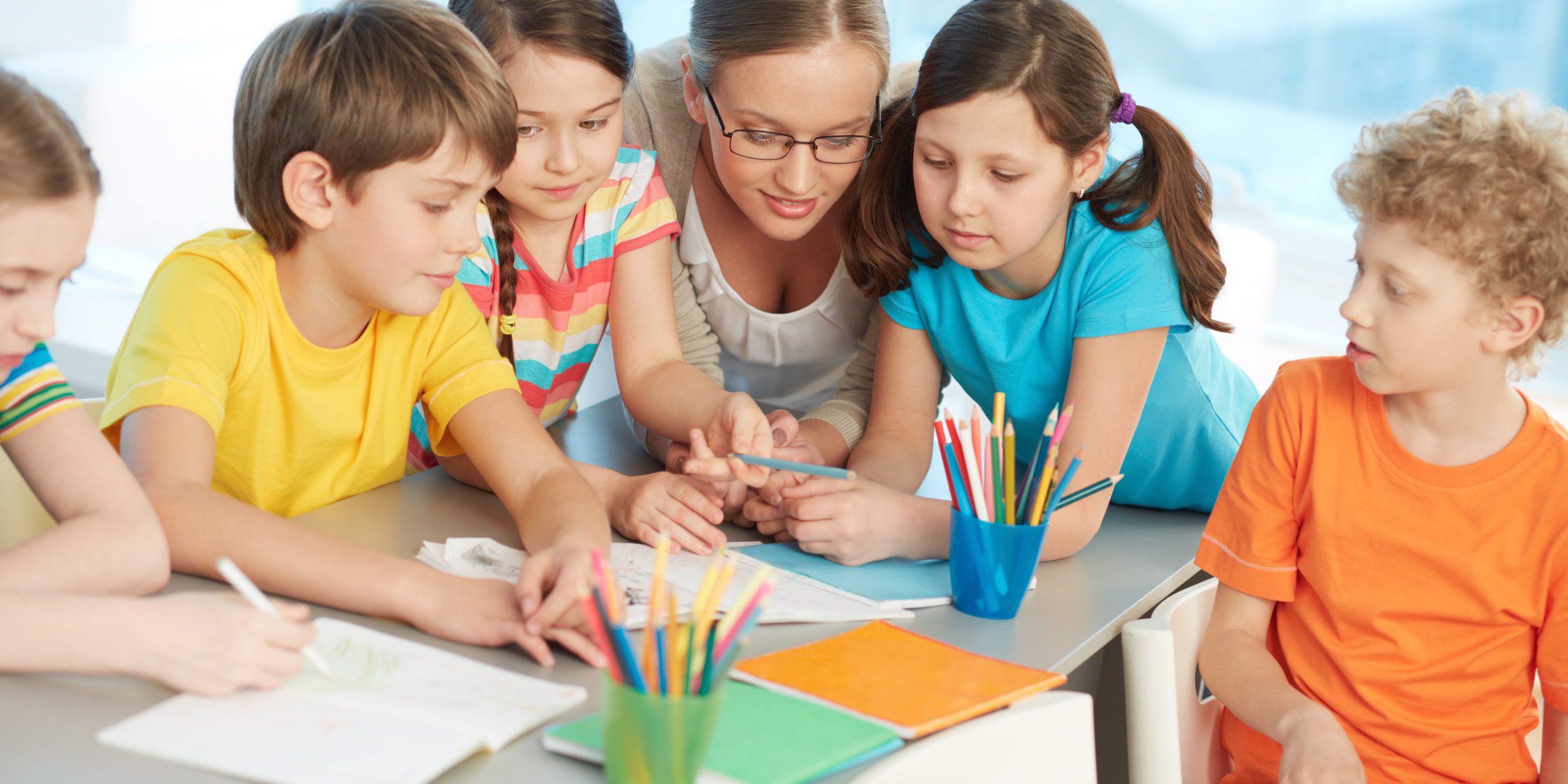 educación infantil bilingüe – niños estudiando educación infantil bilingüe - niños estudiando