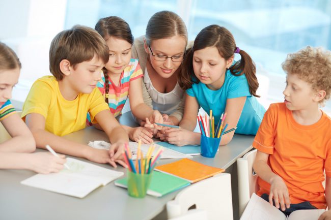 educación infantil bilingüe - niños estudiando