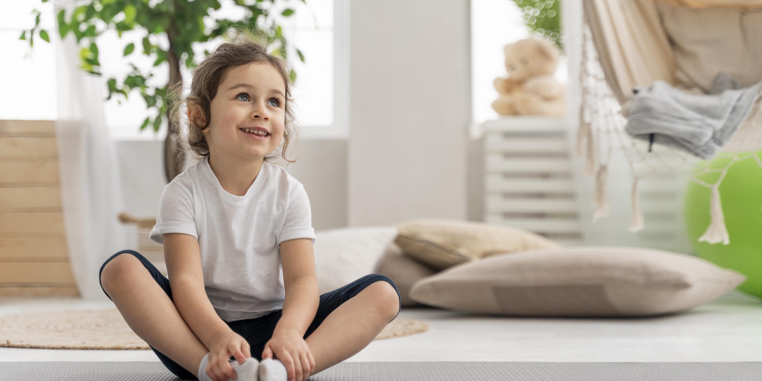 guardería en Valencia – niña yoga guardería en Valencia - niña yoga