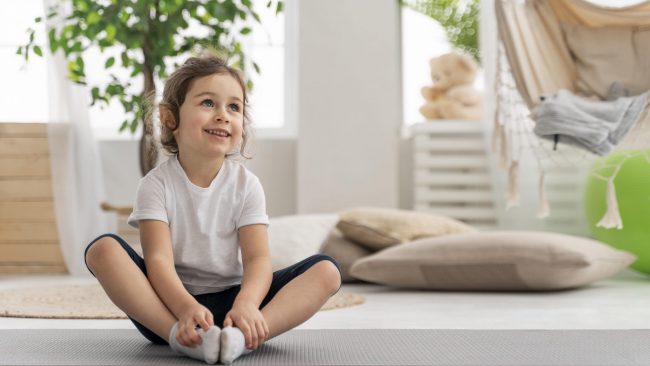 guardería en Valencia - niña yoga