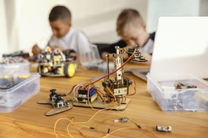 escuelas infantiles en Valencia - niños con robots-