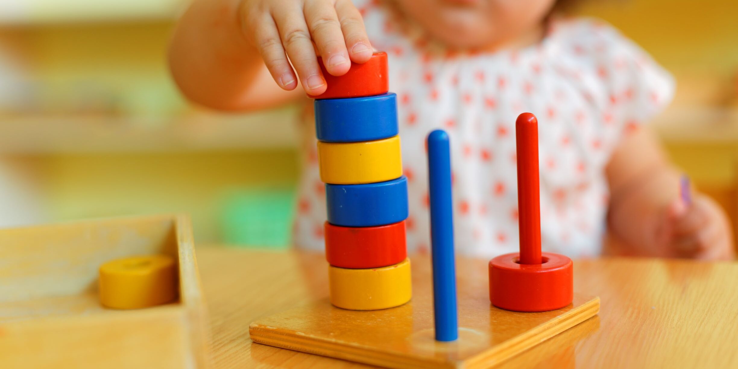 nina-usando-materiales-del-metodo-montessori centros con aulas montessori en valencia - niña jugando