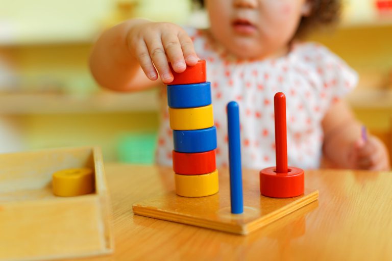 nina-usando-materiales-del-metodo-montessori centros con aulas montessori en valencia - niña jugando