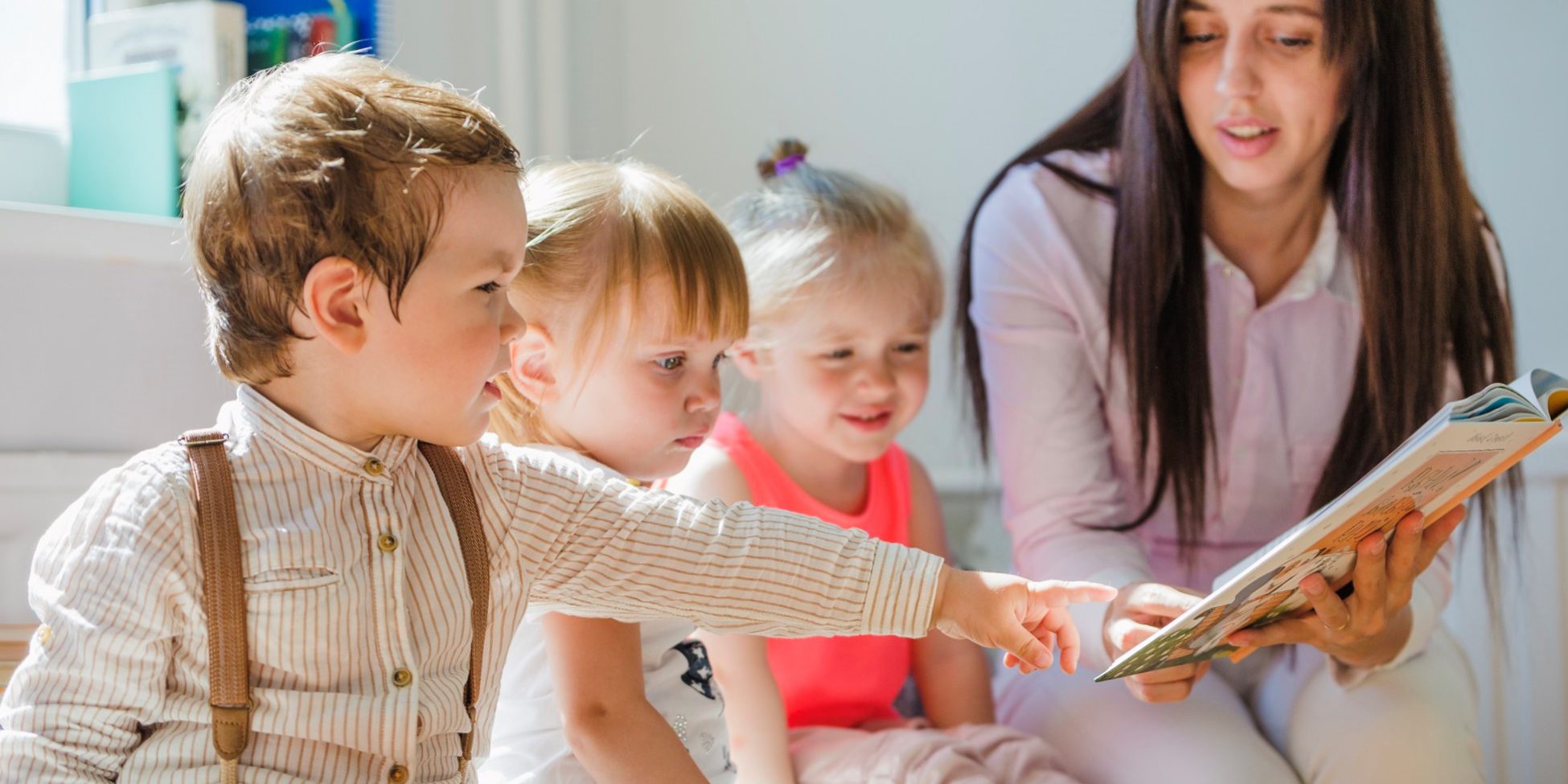 centro de educación infantil en Valencia – profesora con niños centro de educación infantil en Valencia - profesora con niños