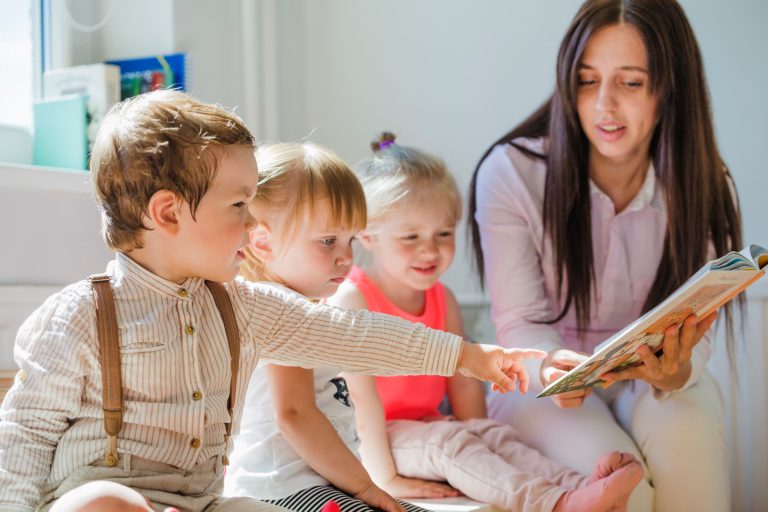 centro de educación infantil en Valencia – profesora con niños centro de educación infantil en Valencia - profesora con niños