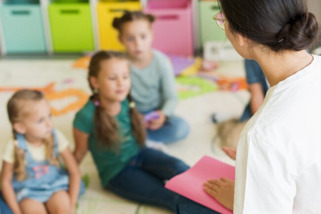 centro de educación infantil en Valencia - leyendo