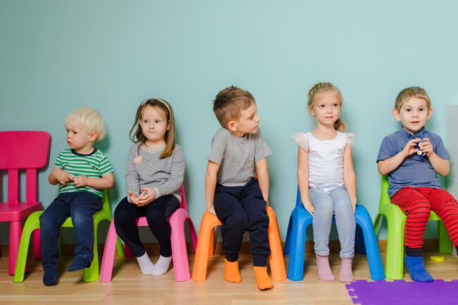 escuelas infantiles en valencia - niños sentados en sillitas