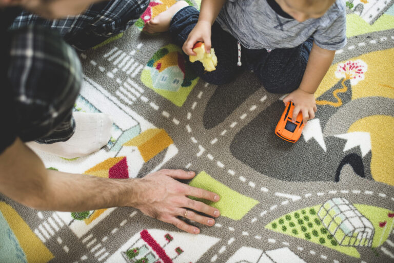 educación infantil bilingüe en valencia – niño comiendo manzana y jugando coche