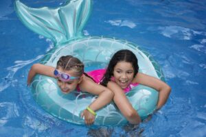 campus de verano para niños en Valencia - niñas jugando flotador