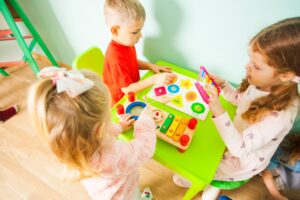 escuelas infantiles valencia - grupo de niños jugando mesa