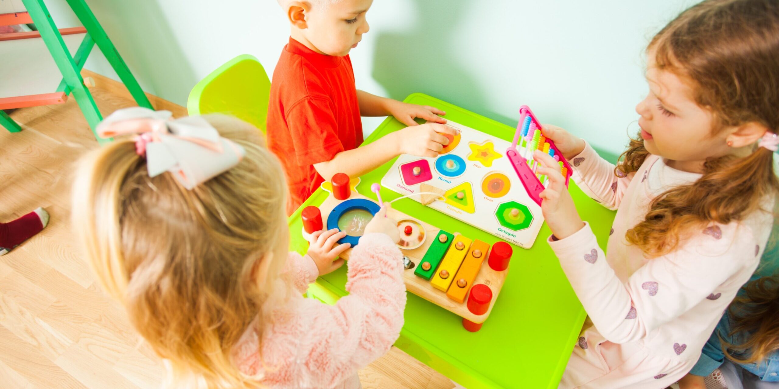 escuelas infantiles valencia – grupo de niños jugando mesa educacion infantil en valencia - grupo de niños jugando mesa