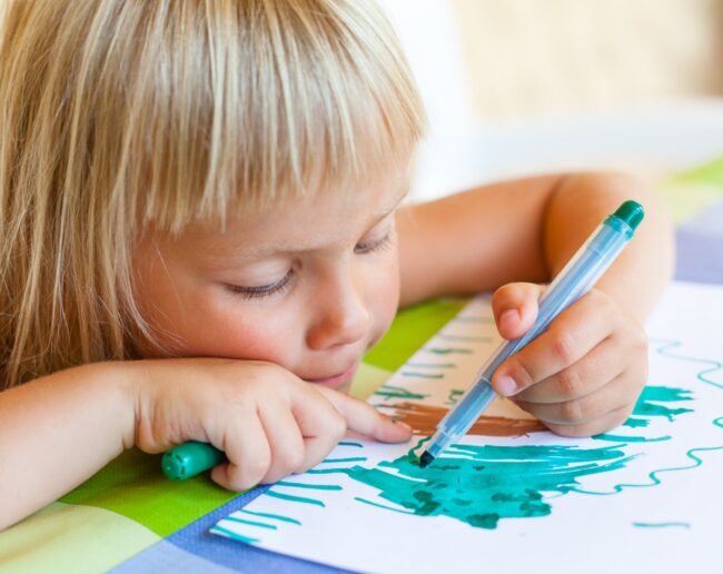 escuelas infantiles valencia - niño rubio dibujando azul