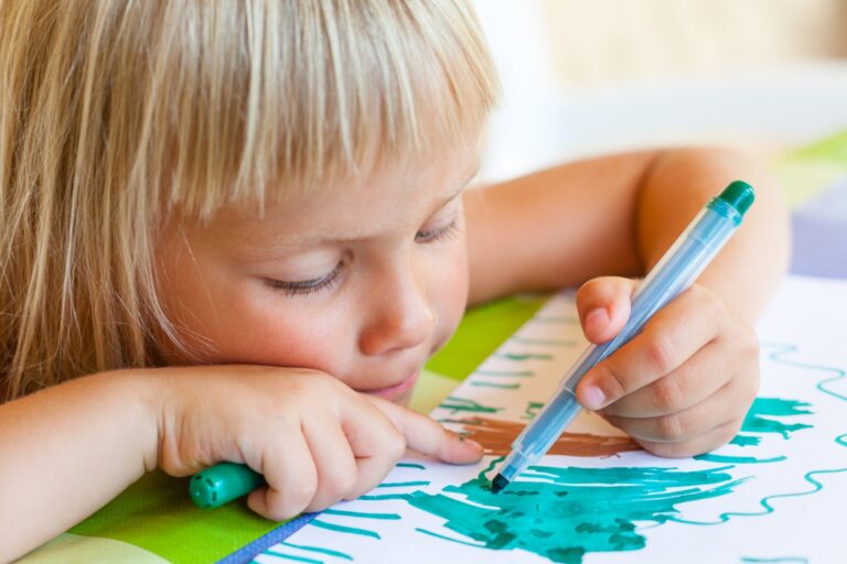 escuelas infantiles valencia - niño rubio dibujando azul