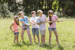 campus de verano para niños en valencia - niños jugando con cuerda campo
