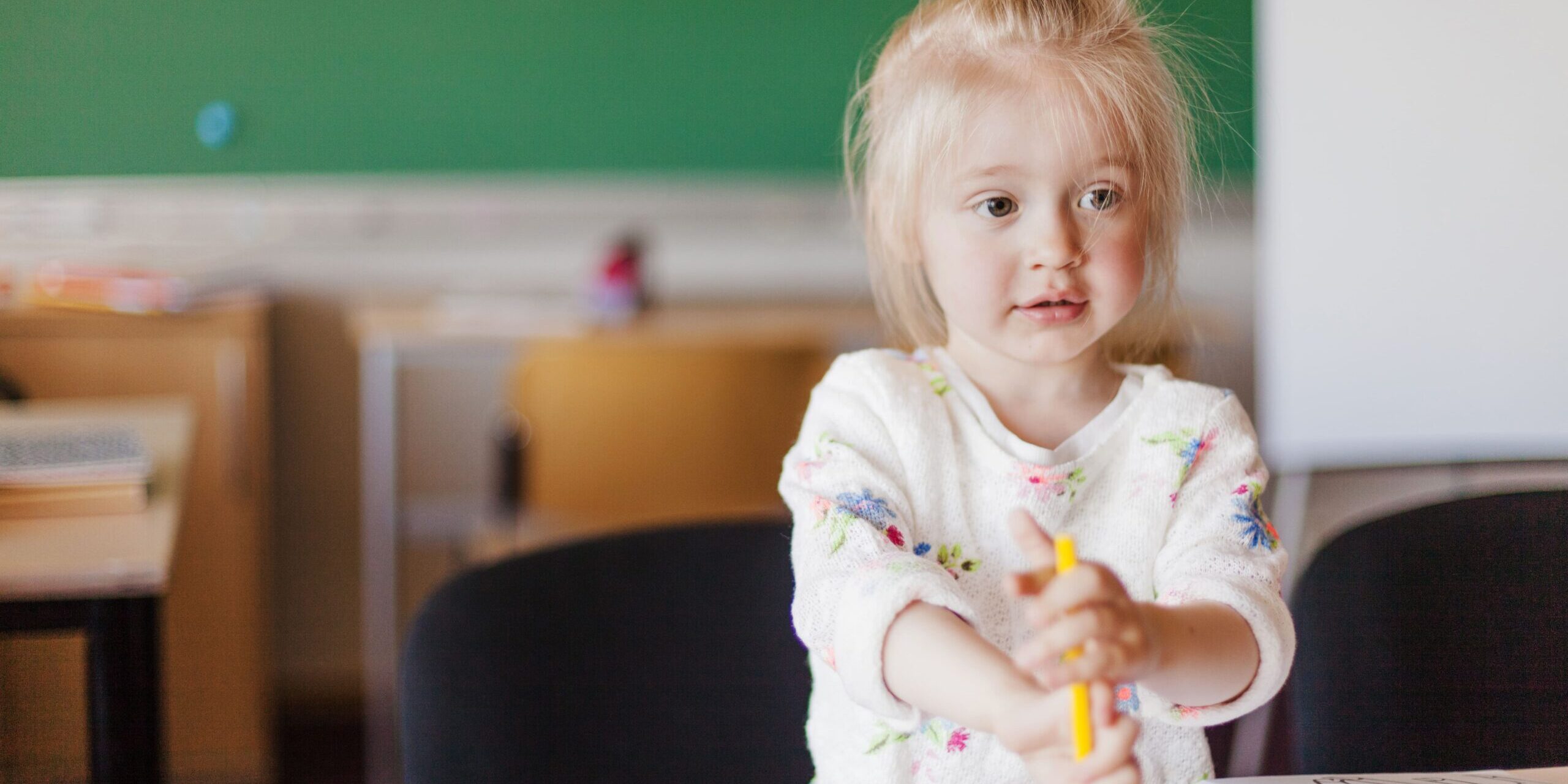 escuelas infantiles en valencia- niña de pijama blanco
