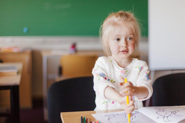 escuelas infantiles en valencia- niña de pijama blanco