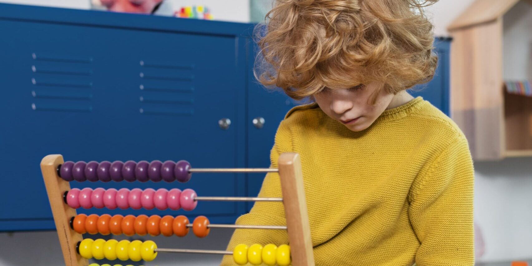 guarderia en ingles en valencia- camiseta amarilla educacion infantil en valencia - abaco