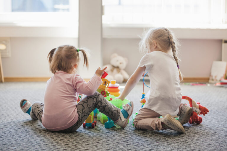 two-little-girls-sitting-floor-playing centro de educacion infantil en valencia - niñas jugando