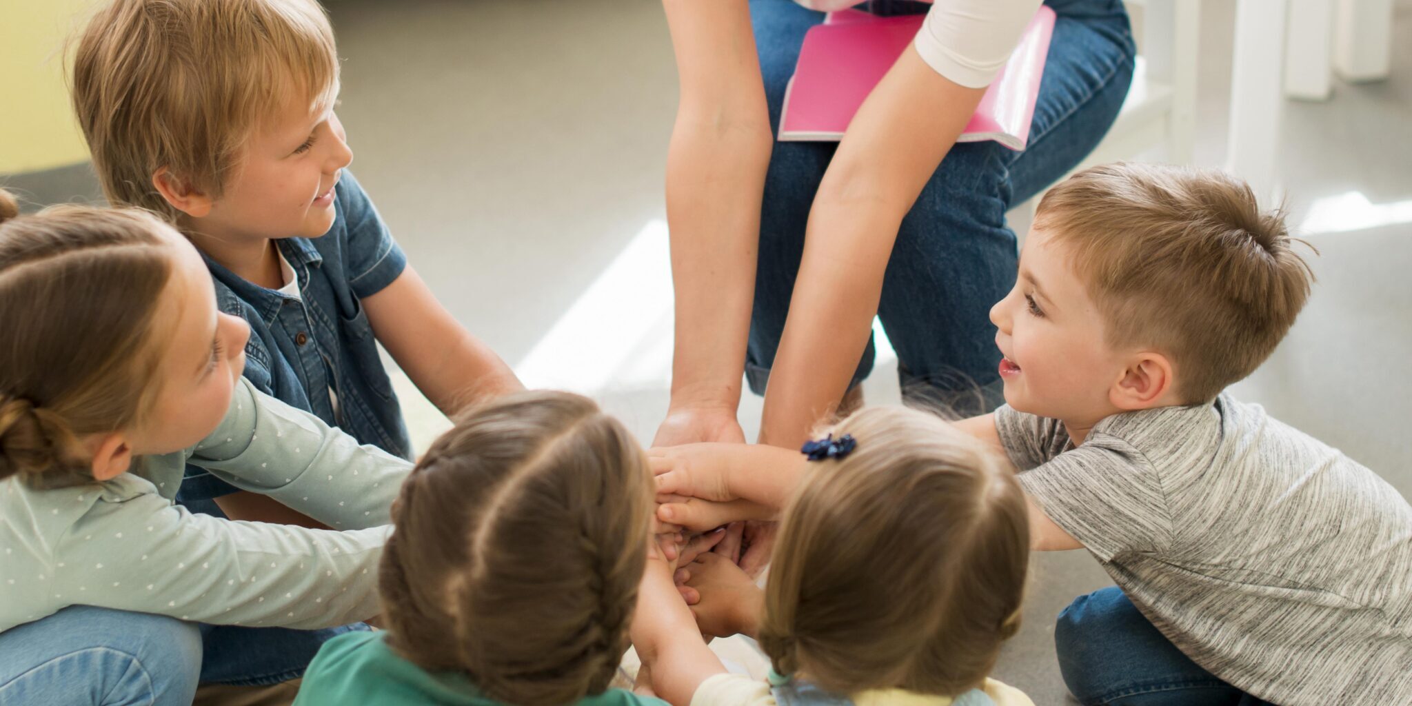 escuela infantil en valencia - niños con educadora