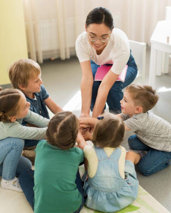 escuela infantil en valencia - niños con educadora