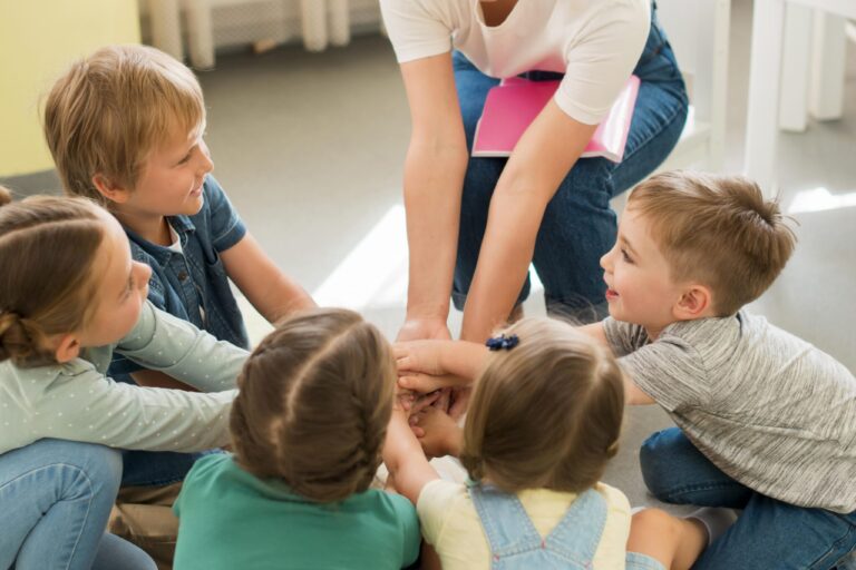 escuela infantil en valencia – niños con educadora escuela infantil en valencia - niños con educadora