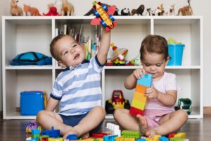 escuela infantil en valencia -niños jugando avion