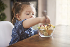 escuelas infantiles en Valencia - niña comiendo fruta