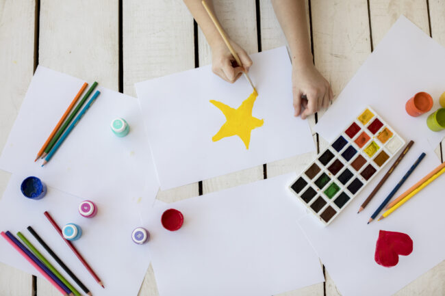 actividades extraescolares para niños en Valencia-pintar